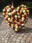 Trauerfloristik Herz 75/73 cm bunt